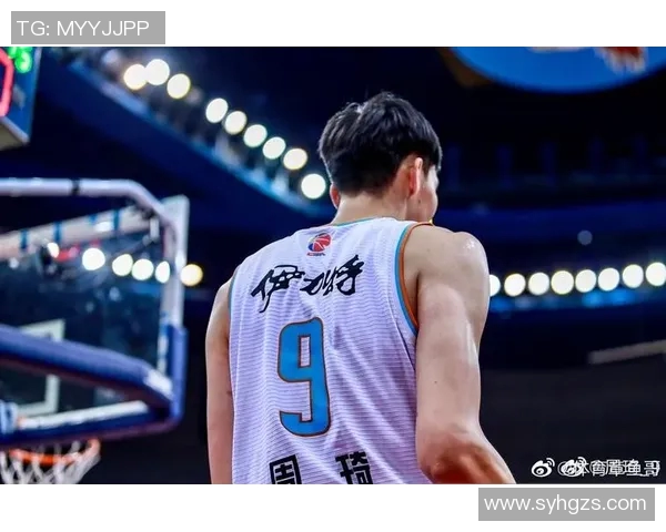 年轻足球明星杨某某崭露头角引发球迷热议未来可期